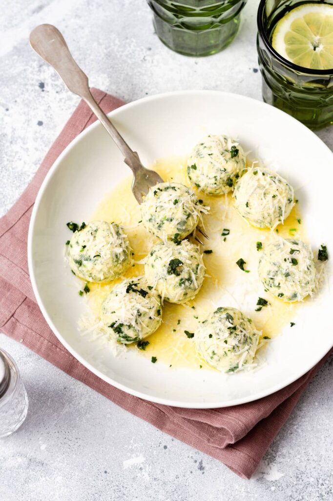 Gnudi – Italienische Ricottabällchen mit Brennnessel | Genussfreude.at