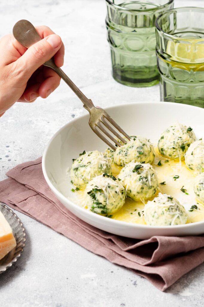 Gnudi – Italienische Ricottabällchen mit Brennnessel | Genussfreude.at