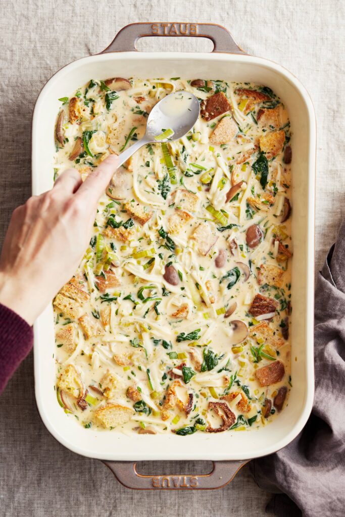 Brotauflauf mit Champignons, Lauch und Käse | Genussfreude.at