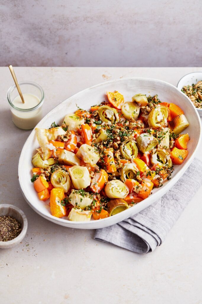 Ofengerösteter Kürbis und Lauch mit Orangen-Tahini Sauce, Walnüssen und Za’atar | Genussfreude.at