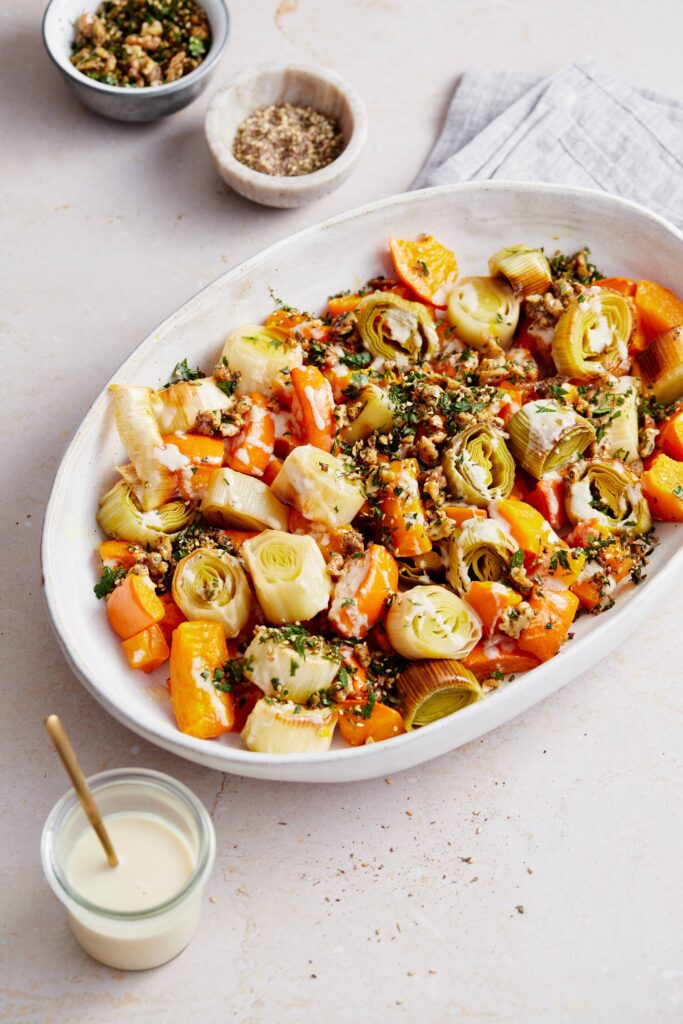 Ofengerösteter Kürbis und Lauch mit Orangen-Tahini Sauce, Walnüssen und Za’atar | Genussfreude.at