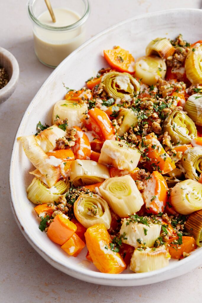Ofengerösteter Kürbis und Lauch mit Orangen-Tahini Sauce, Walnüssen und Za’atar | Genussfreude.at
